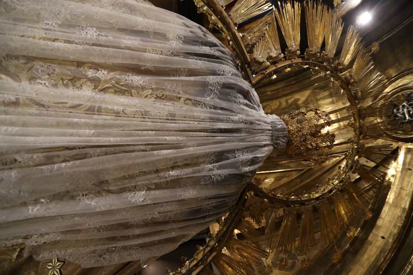 Una mantilla blanca cubre la túnica de la Virgen. en su lado anverso. Foto Prensa Libre: Óscar Rivas