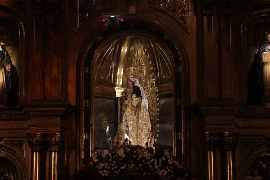 Momentos antes de que la vean las personas algunos se hincan y otros se mantienen en oración dentro de la Basílica de Nuestra Señora del Rosario. Foto Prensa Libre: Óscar Rivas