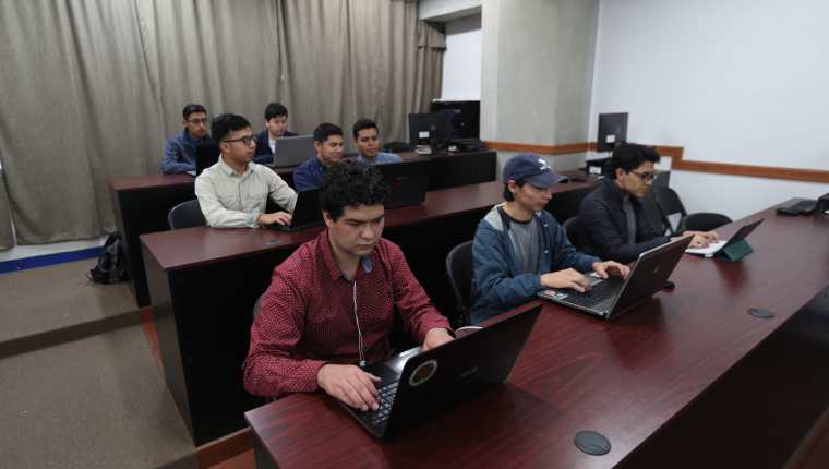 Los ocho estudiantes trabajaron durante cuatro meses para crear el software. (Foto Prensa Libre: María Longo) 