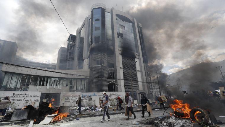 Manifestantes causan desmanes en la sede de la Contraloría de Ecuador. (Foto Prensa Libre: EFE)