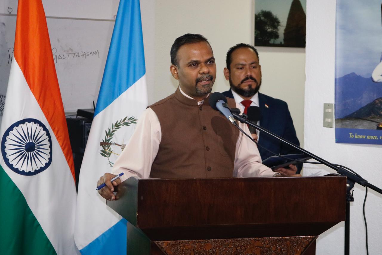 El embajador de la India, Bawa Syed Mubarak, da a conocer actividades durante la exposición Namasté India: La Puerta de Oportunidades. (Foto Prensa Libre: Fernando Cabrera)