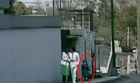 Supuesto fantasmas que aparece en video de José José. (Foto Prensa Libre: tomada de video de YouTube)