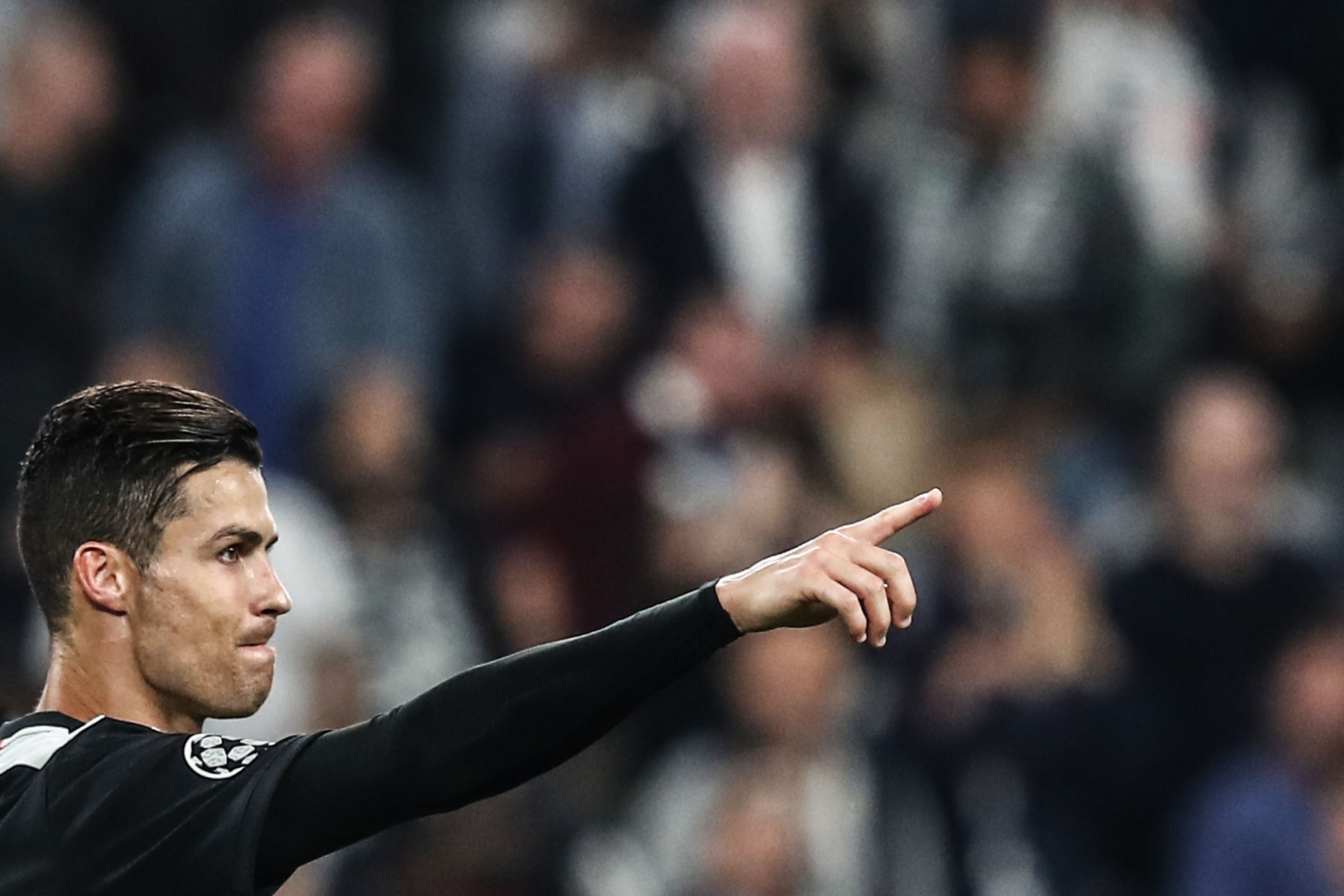 Cristiano Ronaldo festeja después de anotar el tercer gol de la Juventus. (Foto Prensa Libre: AFP)