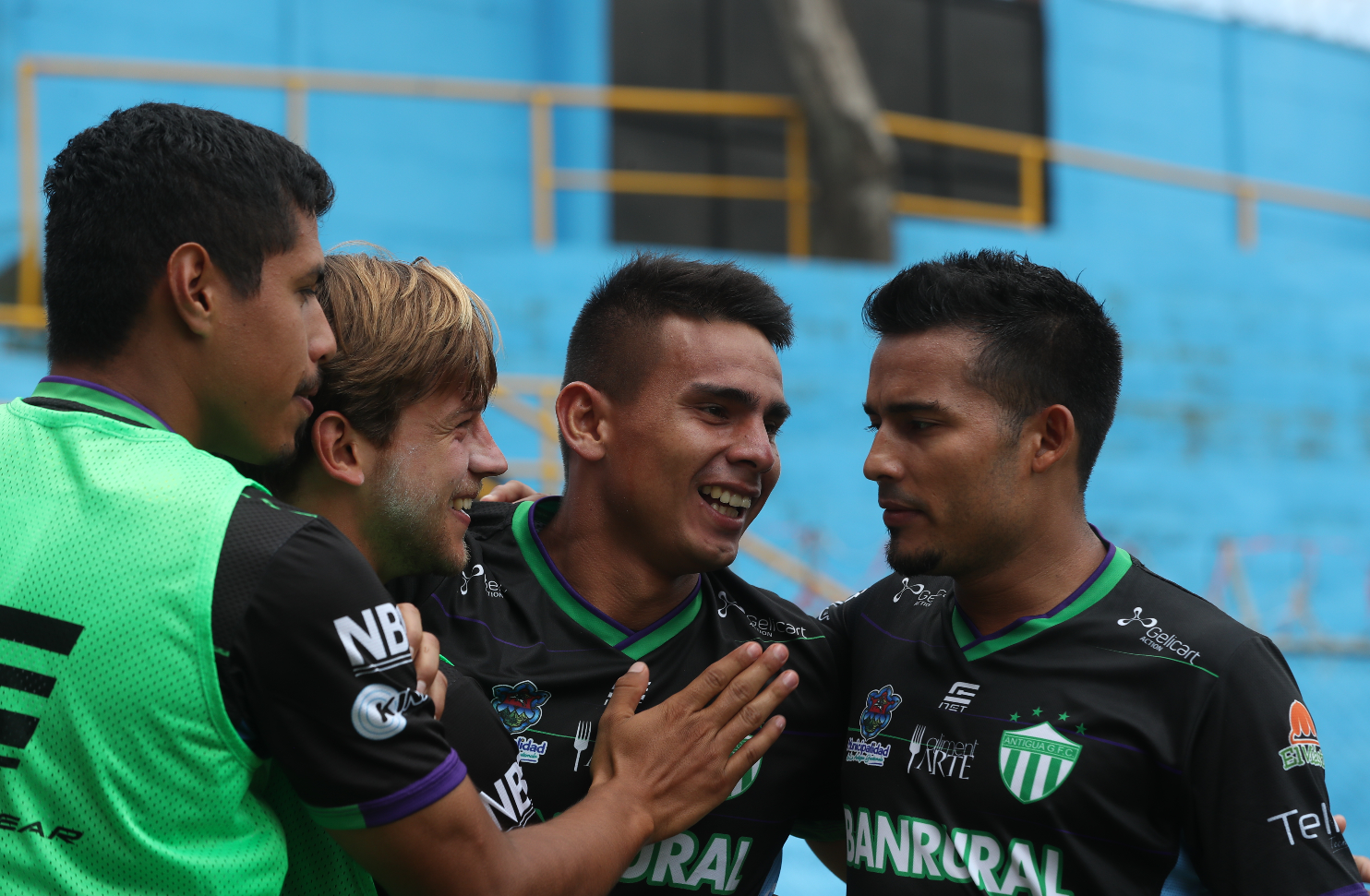 Los jugadores de Antigua GFC celebran el gol de Andrés Lezcano frente a Municipal. (Foto Prensa Libre: Francisco Sánchez)
