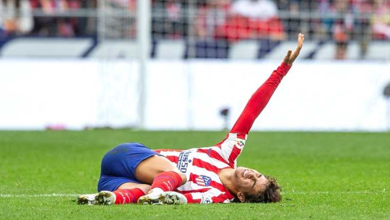 El delantero portugués del Atlético de Madrid, Joao Félix, se lamenta tras sufrir una lesión en su tobillo, durante el duelo contra el Valencia en el Wanda Metropolitano. (Foto Prensa Libre: EFE).