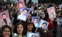 Una multitud de fanáticos del cantante José José espera el arribo de sus cenizas en Ciudad de México. (Foto Prensa Libre: EFE)