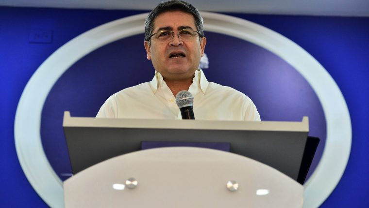 El presidente hondureño, Juan Orlando Hernández, recibió US$1 millón para su campaña, dice testigo. (Foto Prensa Libre: AFP)