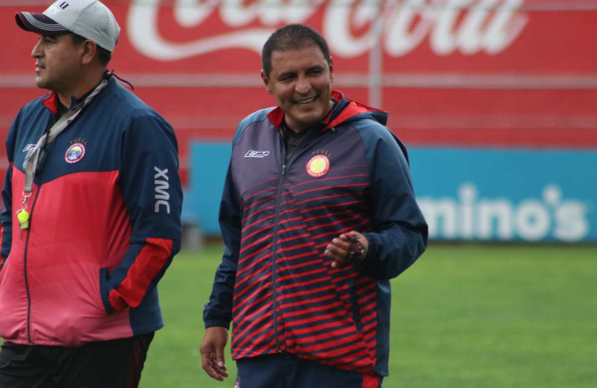 El técnico, Walter Horacio González, fue suspendido un partido por ingresar a la cancha en el juego ante Municipal. (Foto Prensa Libre: Raúl Juárez)