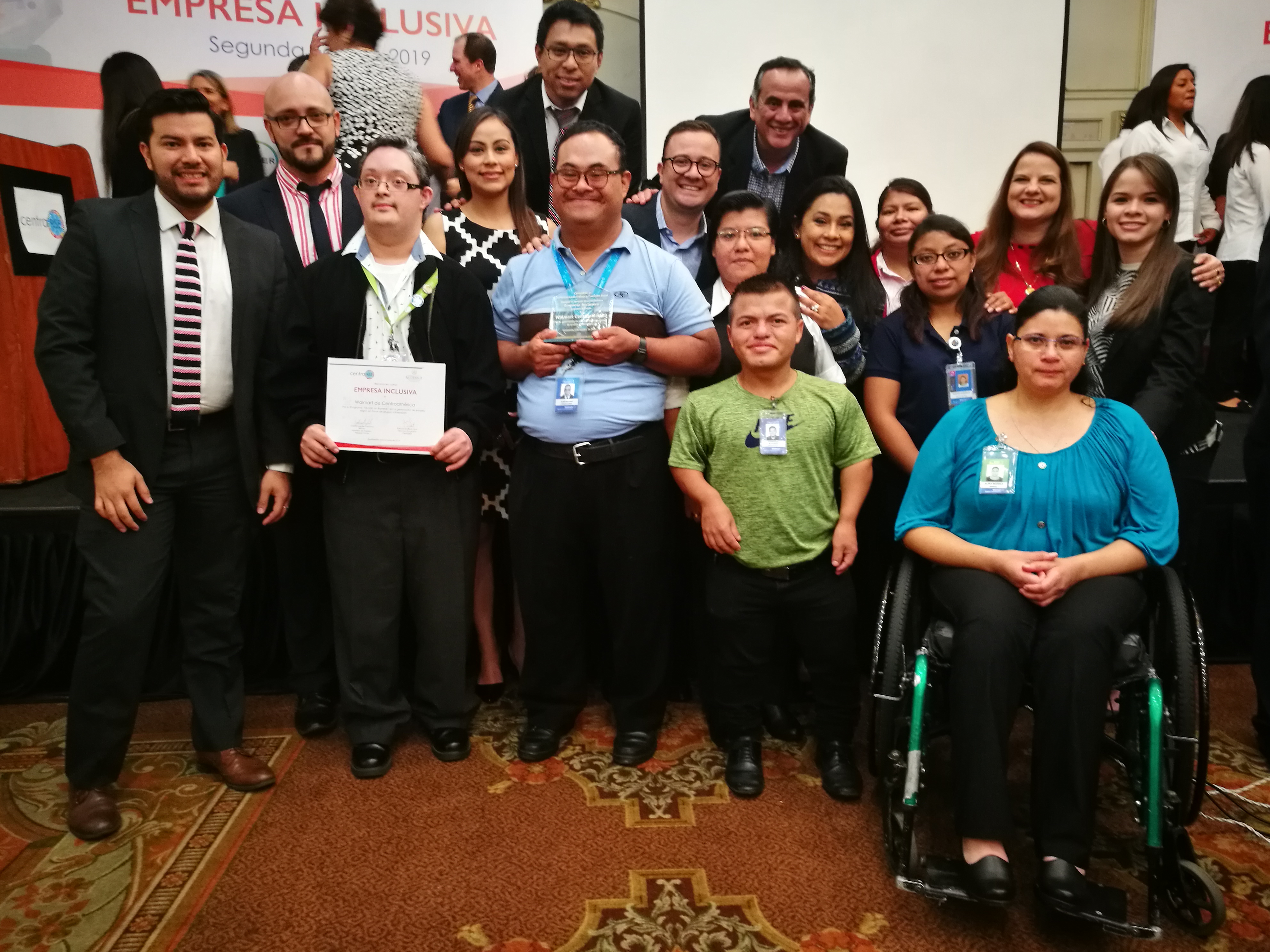 El programa Walmart Sin Barreras que actualmente tiene contratadas a 200 personas con discapacidad visual, auditiva, física y con síndrome de Down. (Prensa Libre: Cortesía)