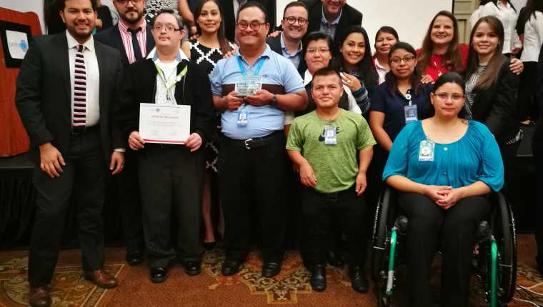 El programa Walmart Sin Barreras que actualmente tiene contratadas a 200 personas con discapacidad visual, auditiva, física y con síndrome de Down. (Prensa Libre: Cortesía)