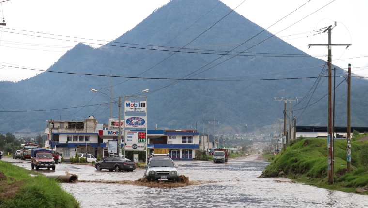 La puerta de Llano del Pinal es el punto más complicado donde las inundaciones en ocasiones deja incomunicados a por lo menos 10 comunidades. (Foto Prensa Libre: Raúl Juárez)