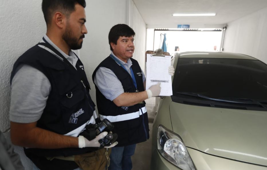 Personal del Inacif explica cómo es el peritaje de los automotores. (Foto Prensa Libre: Esbin García).  