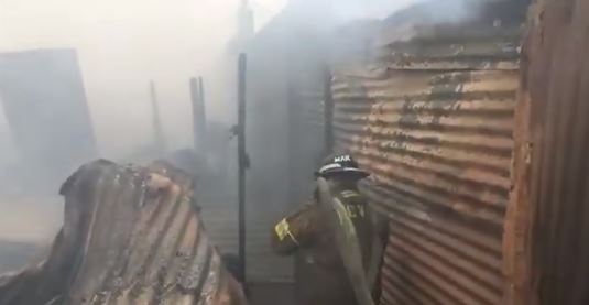 Bomberos controlan incendio en la zona 6 de la capital. (Foto Prensa Libre: Bomberos Voluntarios).