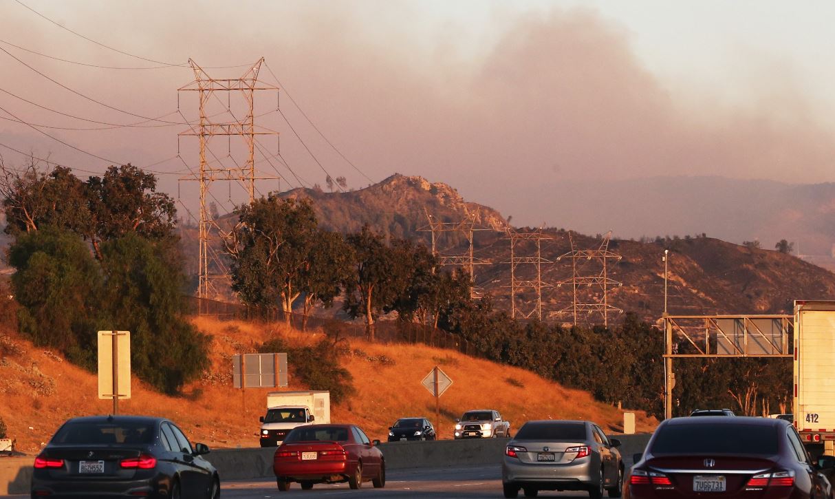 Humo se eleva desde el incendio de Saddleridge cerca de Sylmar, California. (Foto Prensa Libre: AFP).  