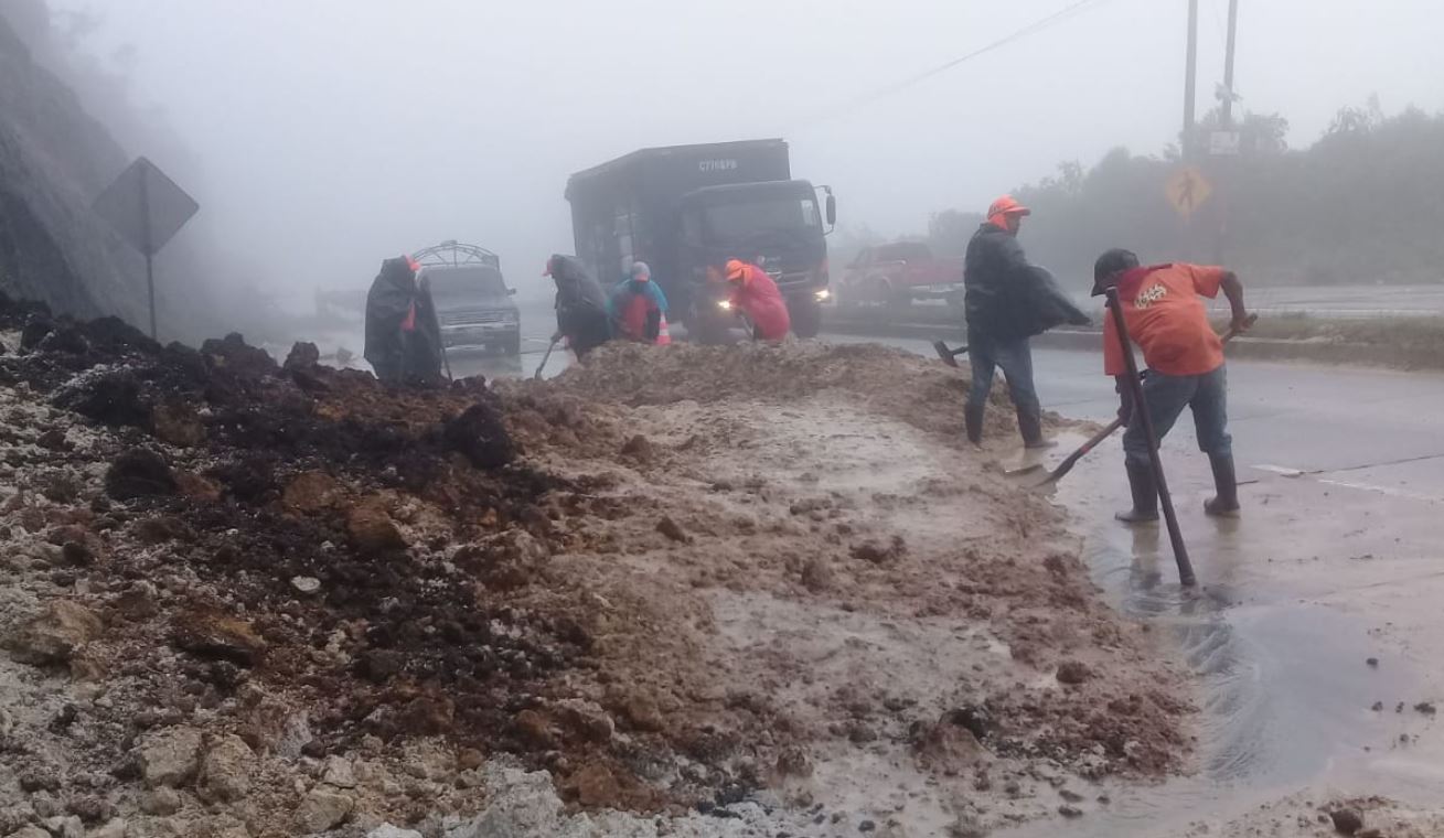 La saturación de los suelos por el exceso de lluvias puede provocar derrumbes, deslizamientos y daños a la infraestructura, advierten las autoridades. (Foto Prensa Libre: Conred)