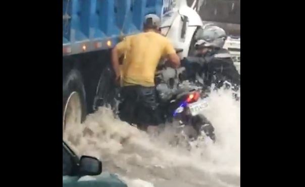 Motoristas luchan contra la corriente en Mixco. (Foto Prensa Libre:  Mynorespinoza).
