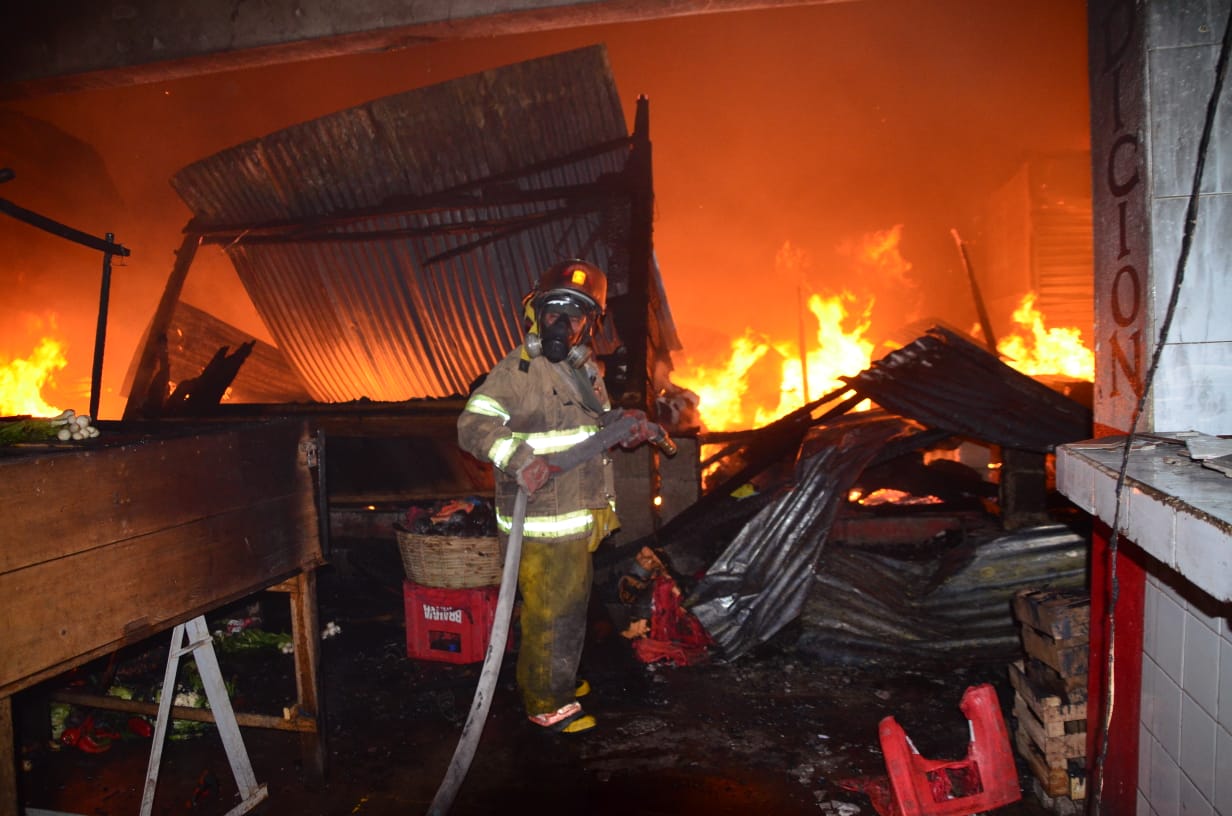 El incendio en el mercado de San Antonio Suchitepéquez ocurrió durante la madrugada de este domingo. (Foto Prensa Libre: Conred)