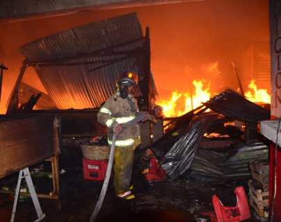 Incendio en San Antonio Suchitepéquez destruye decenas de locales en mercado