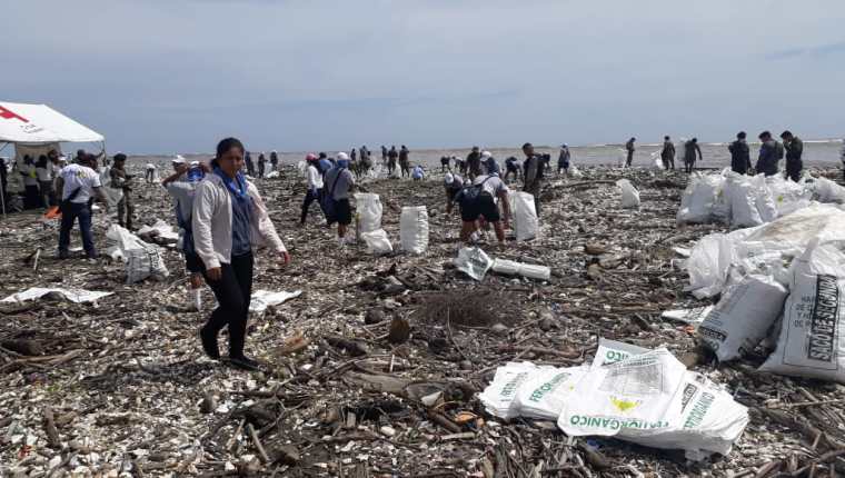 Estudiantes participan en una jornada de limpieza en la desembocadura del río Motagua. (Foto Prensa Libre: HemerotecaPL)