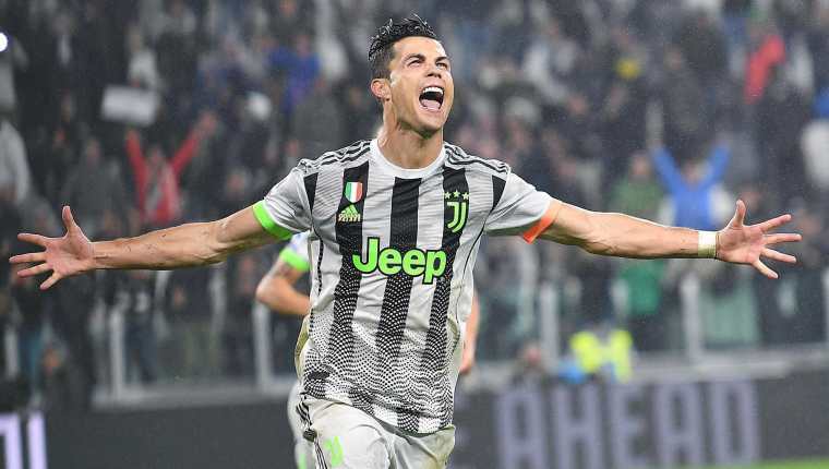 Cristiano Ronaldo celebra eufórico el gol del triunfo para la Juventus. (Foto Prensa Libre: EFE)