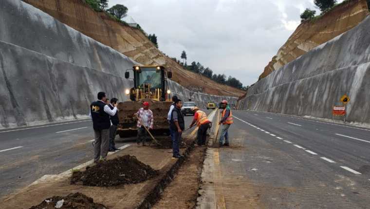 Investigadores del MP inspeccionan área de derrumbes en el Libramiento de Chimaltenango para determinar las anomalías en este proyectco. (Foto Prensa Libre: Cortesía MP).  