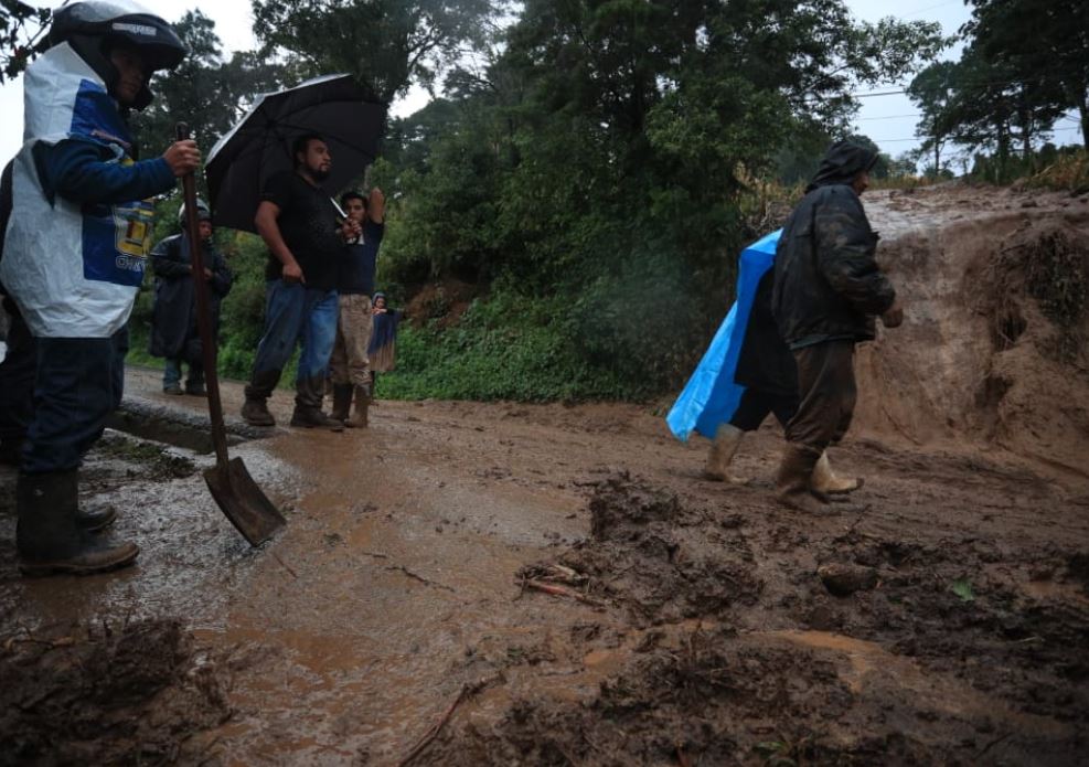 Vecinos del km 18.5 de la carretera a San José El Manzano dicen que el deslizamiento se debe a una construcción de edificios en la parte de arriba. (Foto Prensa Libre: Carlos Hernández Ovalle).