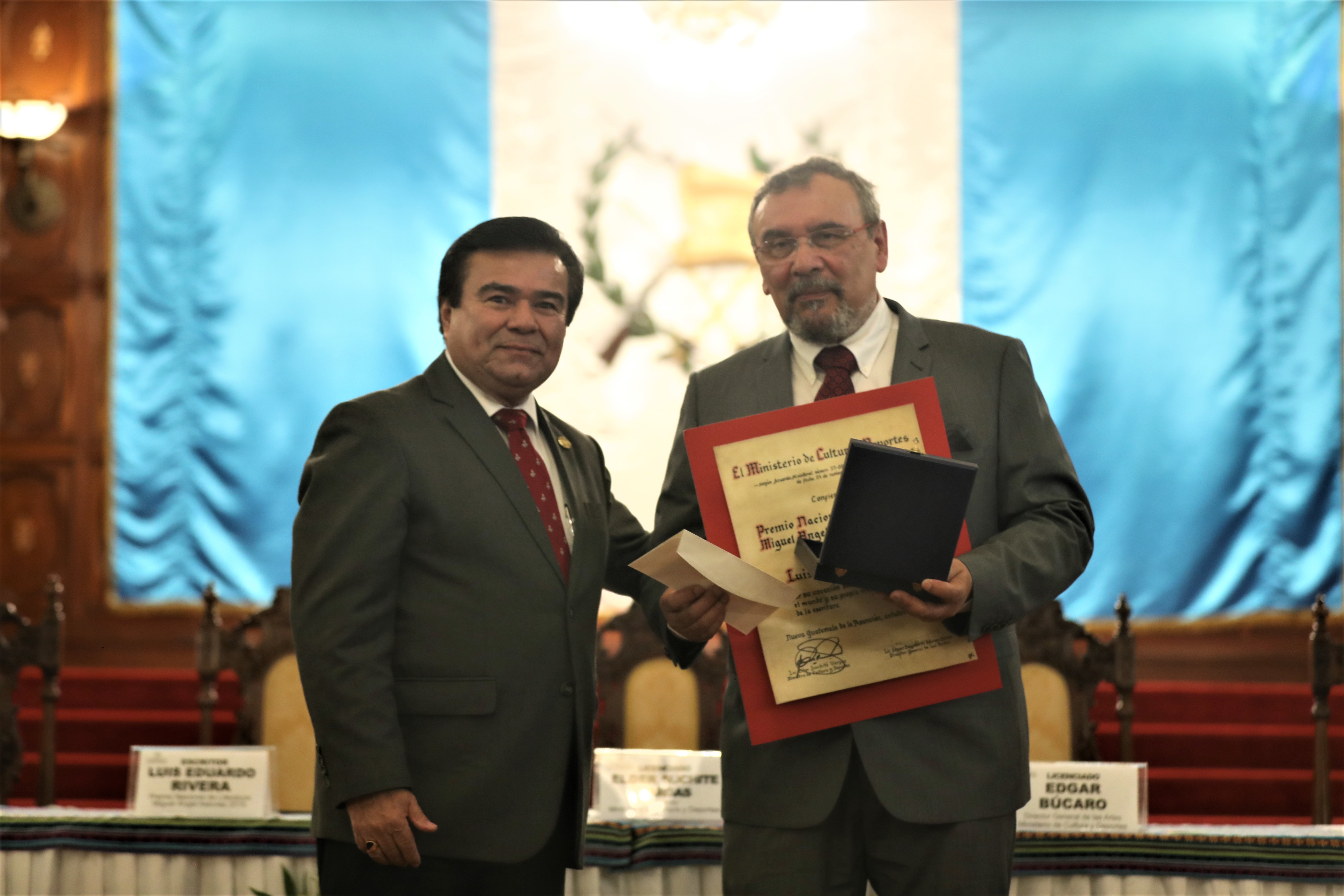 Luis Eduardo Rivera recibe el Premio Nacional de Literatura Miguel Ángel Asturias 2019 de el Ministro de Cultura y Deportes, Elder Suchité Vargas.  (Foto Prensa Libre: Óscar Rivas)