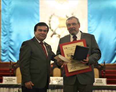 Luis Eduardo Rivera recibe Premio Nacional de Literatura