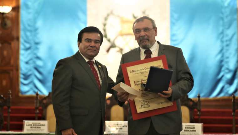 Luis Eduardo Rivera recibe el Premio Nacional de Literatura Miguel Ángel Asturias 2019 de el Ministro de Cultura y Deportes Elder Suchité Vargas.  (Foto Prensa Libre: Óscar Rivas). 