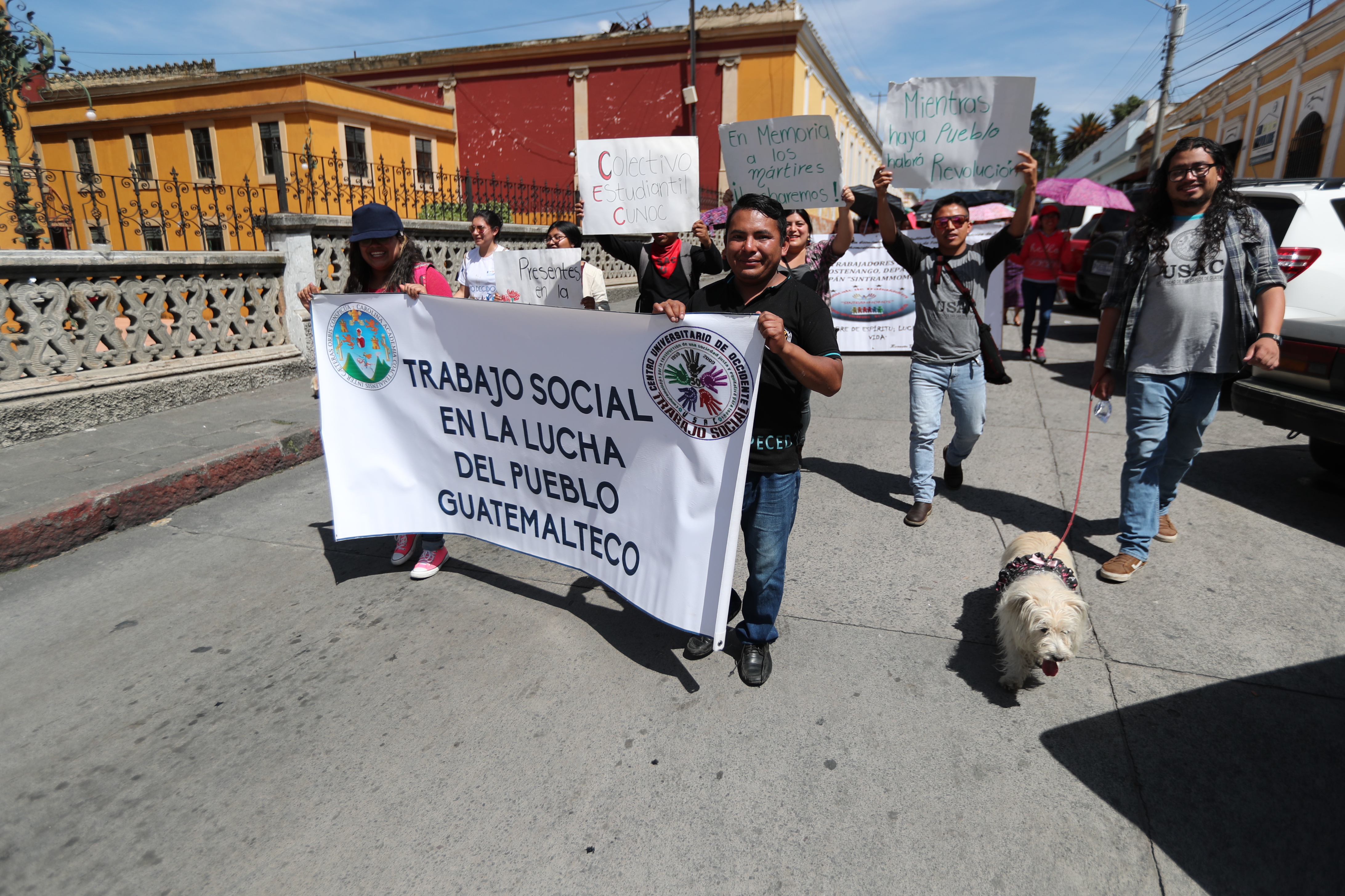 Universitarios y representantes de otros sectores participaron en la marcha para conmemorar los 75 años de la Revolución de 1944. (Foto Prensa Libre: María Longo) 