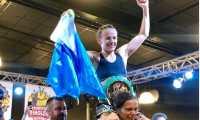 La boxeadora María Micheo celebra su victoria ante la mexicana Cinthia "Tormenta” Martínez. (Foto Prensa Libre: @nalfaro4).