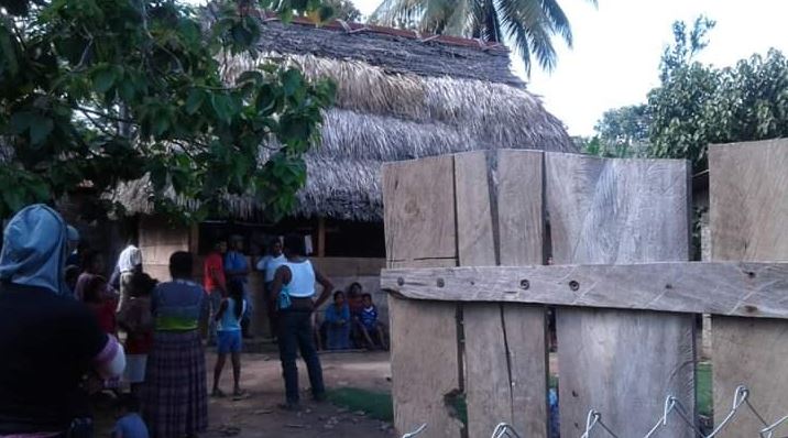 Vecinos se reúnen donde ocurrió la masacre en Ixcán,  Quiché. (Foto Prensa Libre: Héctor Cordero). 