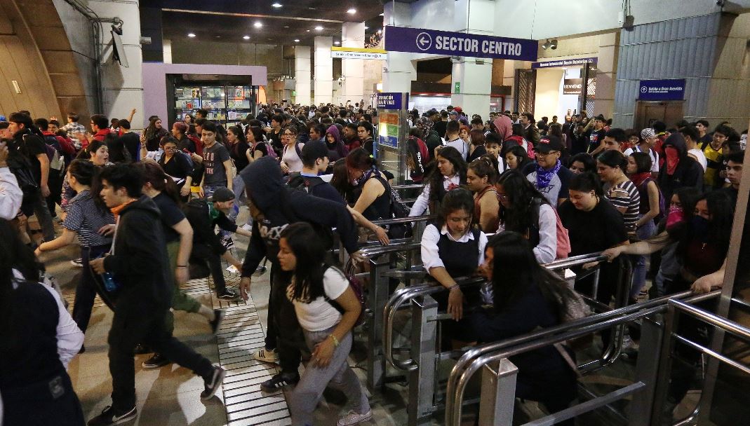 Manifestantes protestan contra el incremento del precio en el transporte público en la estación de metro La Cisterna, en Santiago. (Foto Prensa Libre: EFE).

