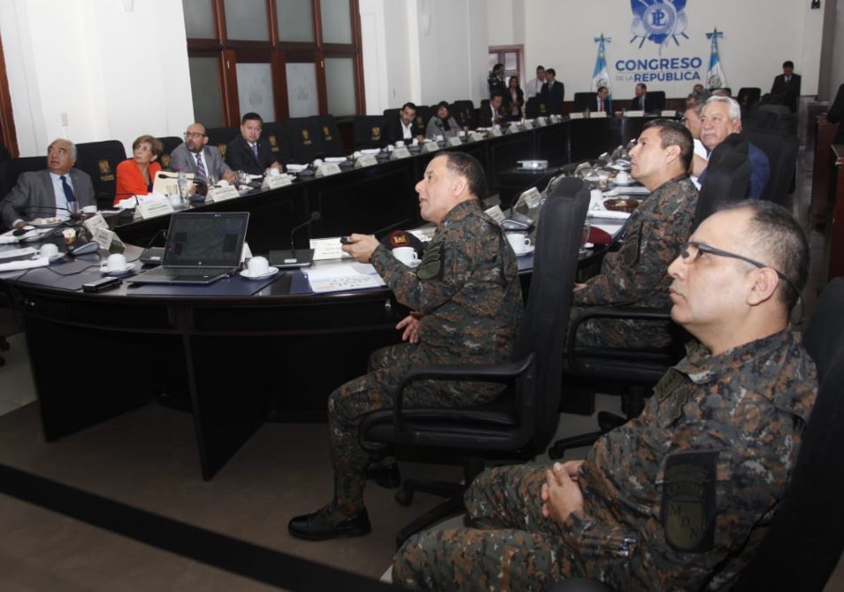El ministro de la Defensa, Luis Miguel Ralda, presenta en el Congreso lo resultados del estado de Sitio. (Foto Prensa Libre: Noé Medina). 