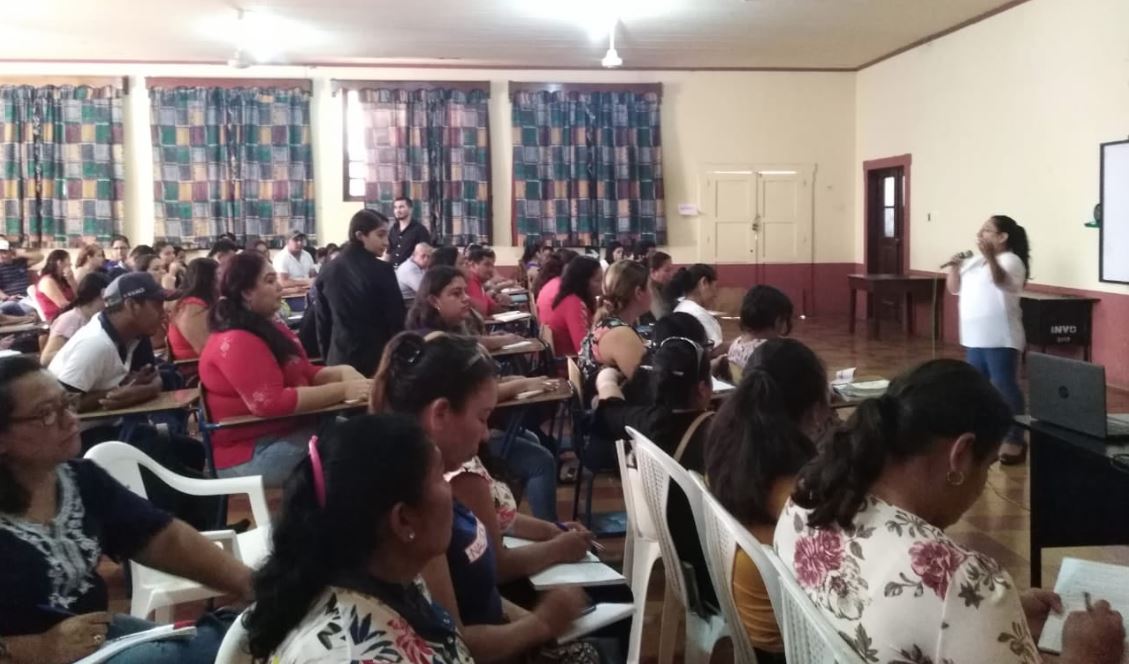 Maestros de establecimiento educativos de Chiquimula participan en la presentación de la campaña “Ponete las pilas”. (Foto Prensa Libre: Cortesía)