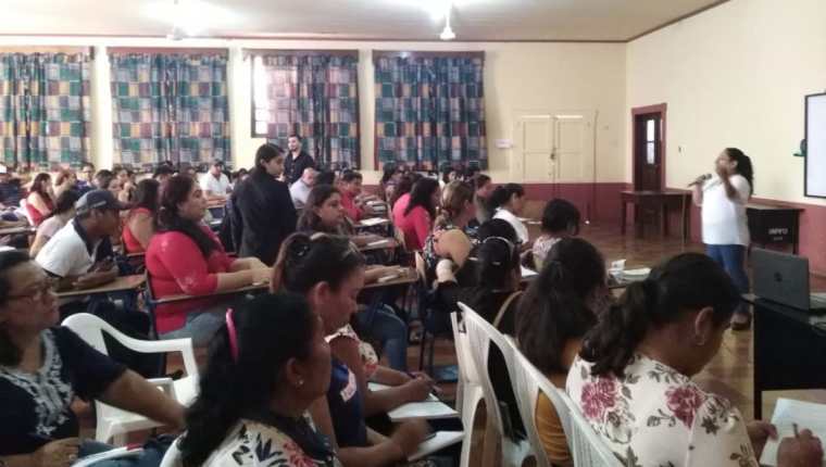 Maestros de establecimiento educativos de Chiquimula participan en la presentación de la campaña “Ponete las pilas”. (Foto Prensa Libre: Cortesía)