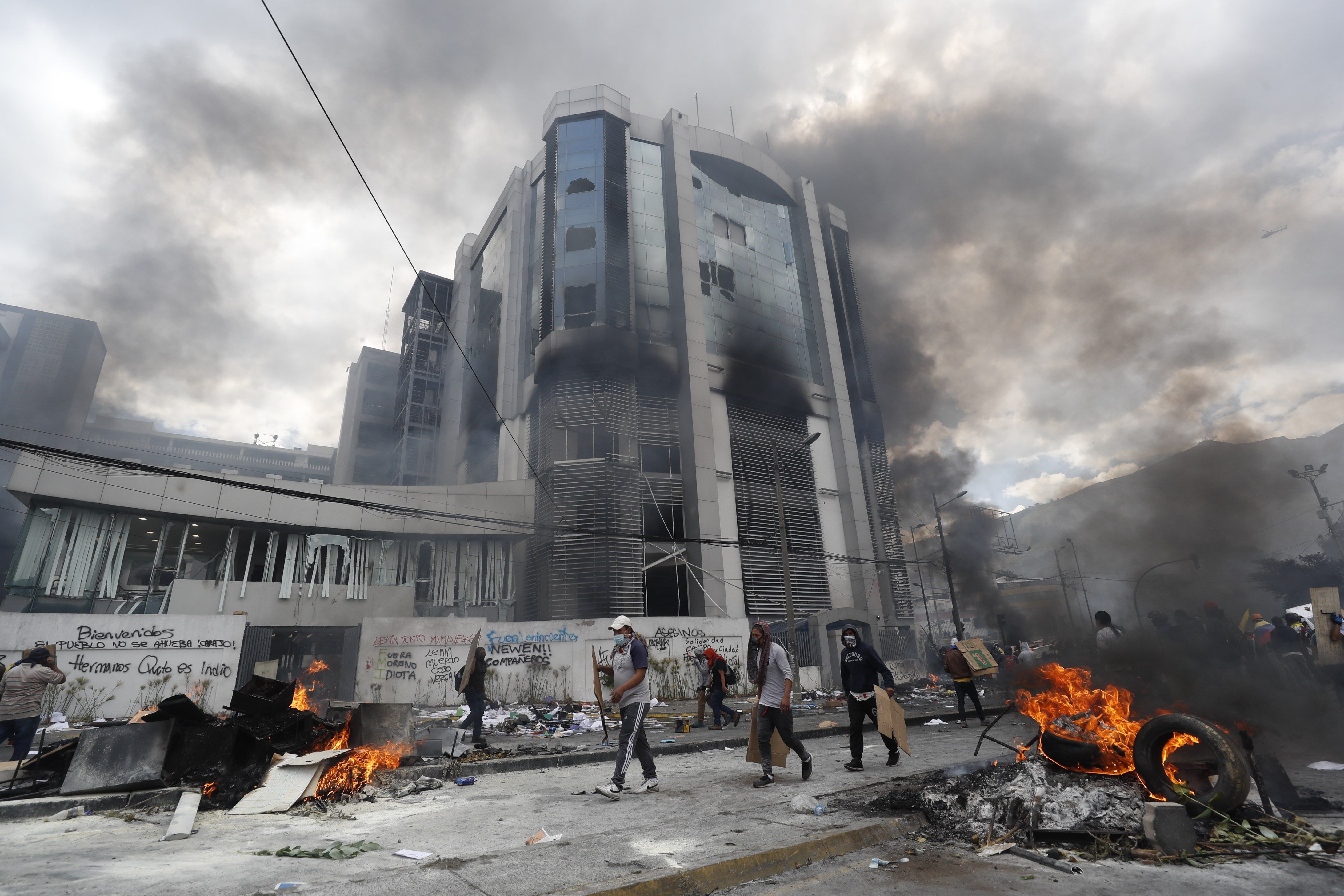 Manifestantes causan desmanes en la sede de la Contraloría cuando se cumplen 10 días de protestas contra el Gobierno. (Foto Prensa Libre: EFE)