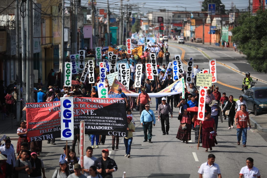 Los participantes de la marcha se dirigían hacia el Centro Histórico. (Foto Prensa Libre: C. Ovalle)
