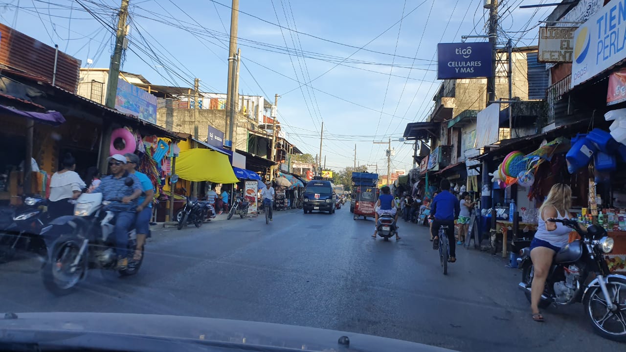 En Puerto Barrios, Izabal, es común que los motoristas no utilicen el casco protector. (Foto Prensa Libre: Dony Stewart)