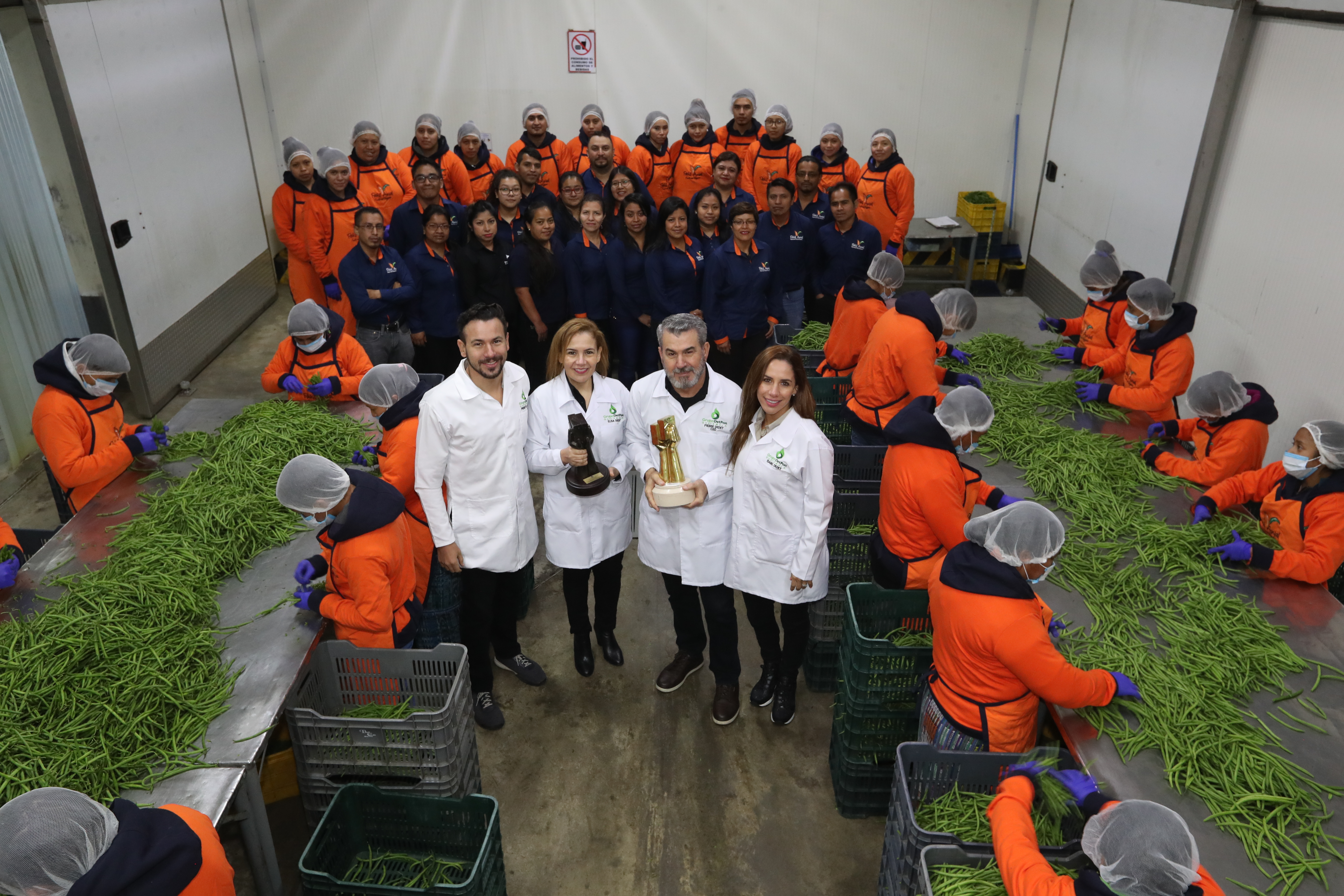 La familia Dedet Gil fundadora de DetPon muestra el proceso de producción y comparte con los trabajadores en la planta de Sumpango, el Galardón Nacional a la Exportación 2019. (Foto Prensa Libre: Óscar Rivas)