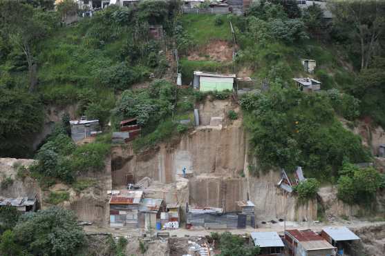 Frente al lugar del derrumbe algunas personas construyen viviendas en lugares que peligran ante un posible deslizamiento. Foto Prensa Libre: Óscar Rivas