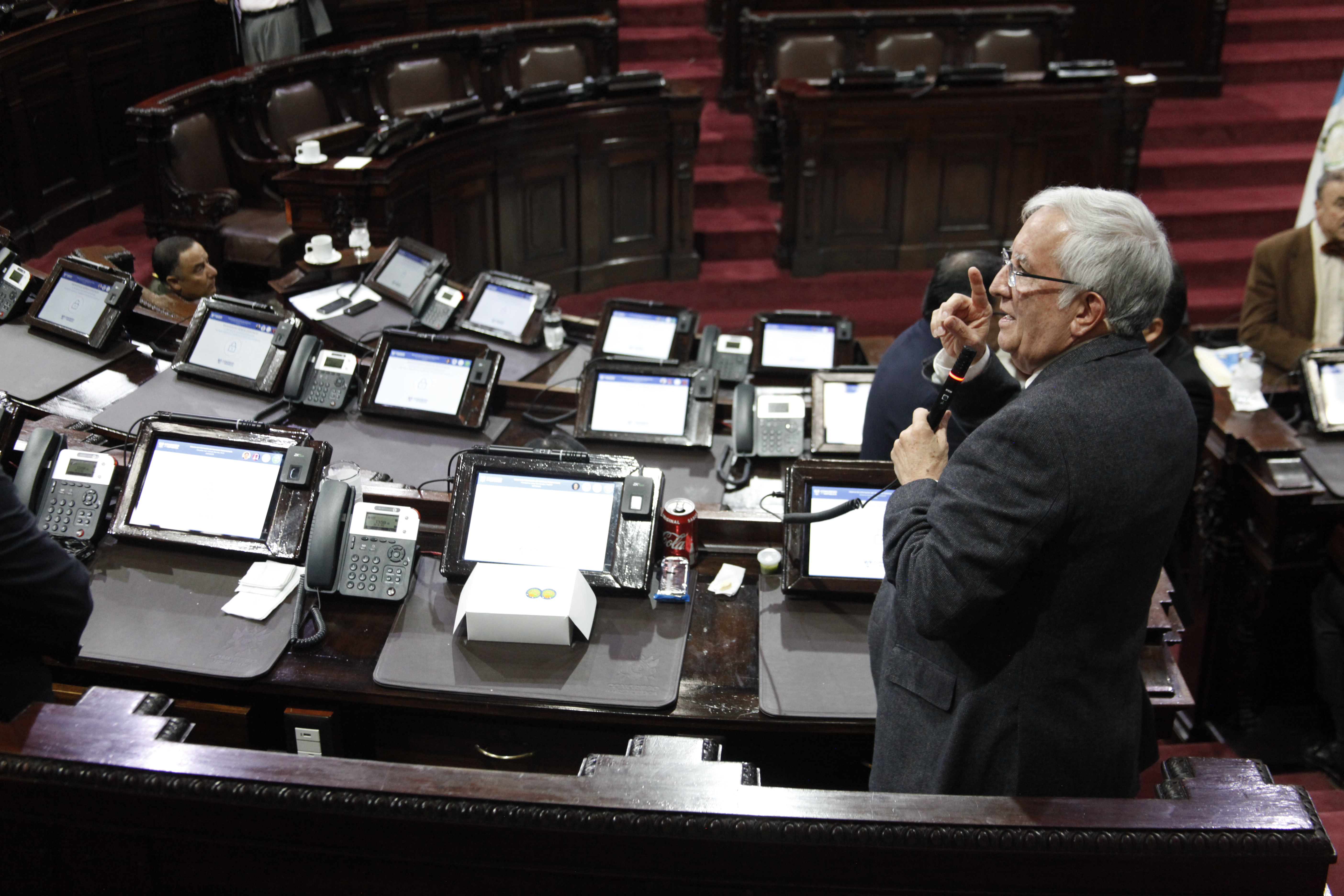 El ministro de la Defensa, Luis Miguel Ralda, sentado del la lado izquierdo pone atención a lo que dice el diputado Oliverio García Rodas, se puede observar la falta de diputados en el hemiciclo. (Foto Prensa Libre: Noé Medina)