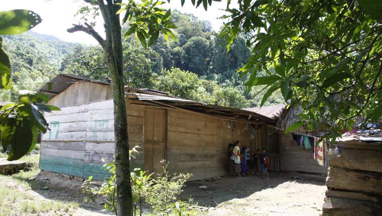 Las casas en Semuy 2 son de madera y piso de tierra lo que demuestra que los pobladores son de escasos recursos. (Foto Prensa Libre: Sergio Morales)