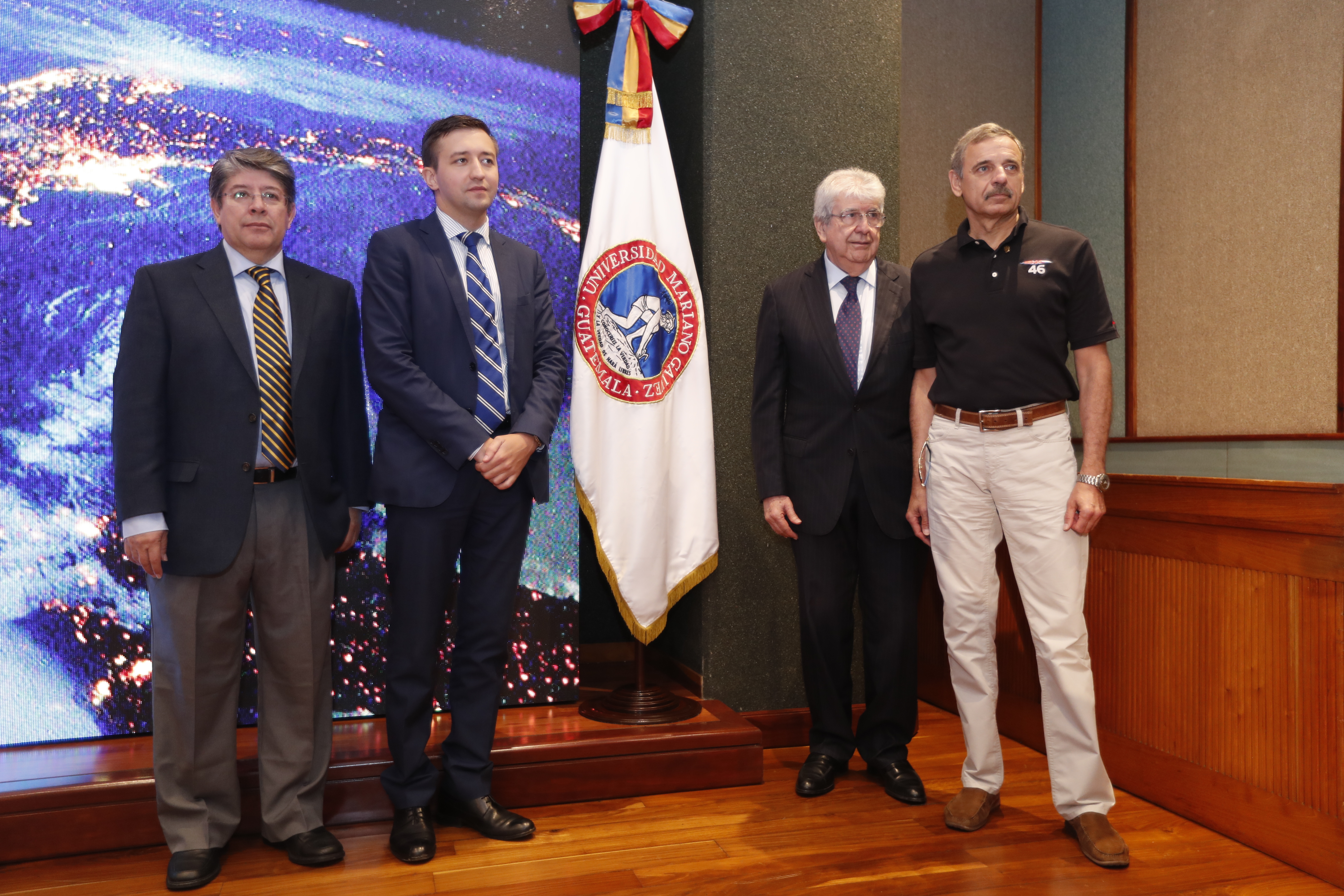 Ing. Rolando Torres, decano de la Facultad de Ingeniería, Arseny Rebrov, agregado de Prensa de la Embajada de la Federación Rusa en Guatemala, doctor Rafael Espada, decano de la Facultad de Ciencias Médicas y de la Salud y cosmonauta Mikhail Kornienko. Fotografía: Esbin García.



