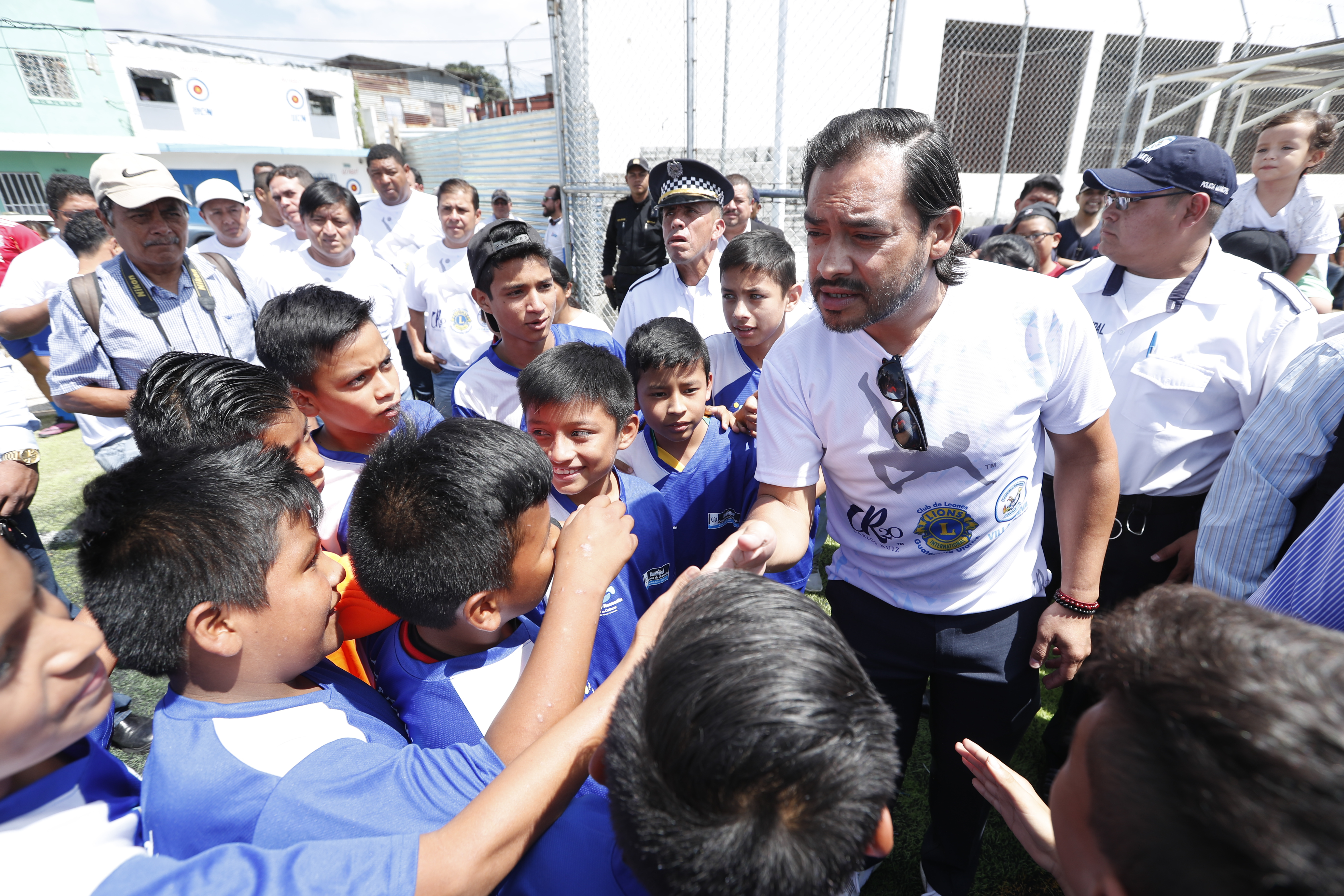El exfutbolista guatemalteco Carlos Ruiz inauguró este lunes 7 de octubre su escuela de futbol, un proyecto que comienza en el municipio de Villa Nueva. (Foto Prensa Libre: Esbin García)





Fotografa  Esbin Garcia  07-10-2019