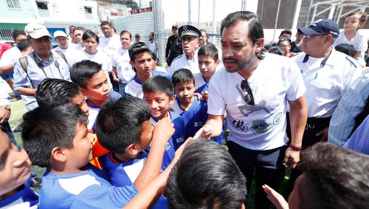 El exfutbolista guatemalteco Carlos Ruiz inauguró este lunes 7 de octubre su escuela de futbol, un proyecto que comienza en el municipio de Villa Nueva. (Foto Prensa Libre: Esbin García)





Fotografa  Esbin Garcia  07-10-2019