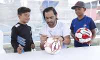 El exfutbolista guatemalteco Carlos Ruiz inaugur este lunes 7 de octubre su escuela de futbol, un proyecto que comienza en el municipio de Villa Nueva.





Fotografa  Esbin Garcia  07-10-2019