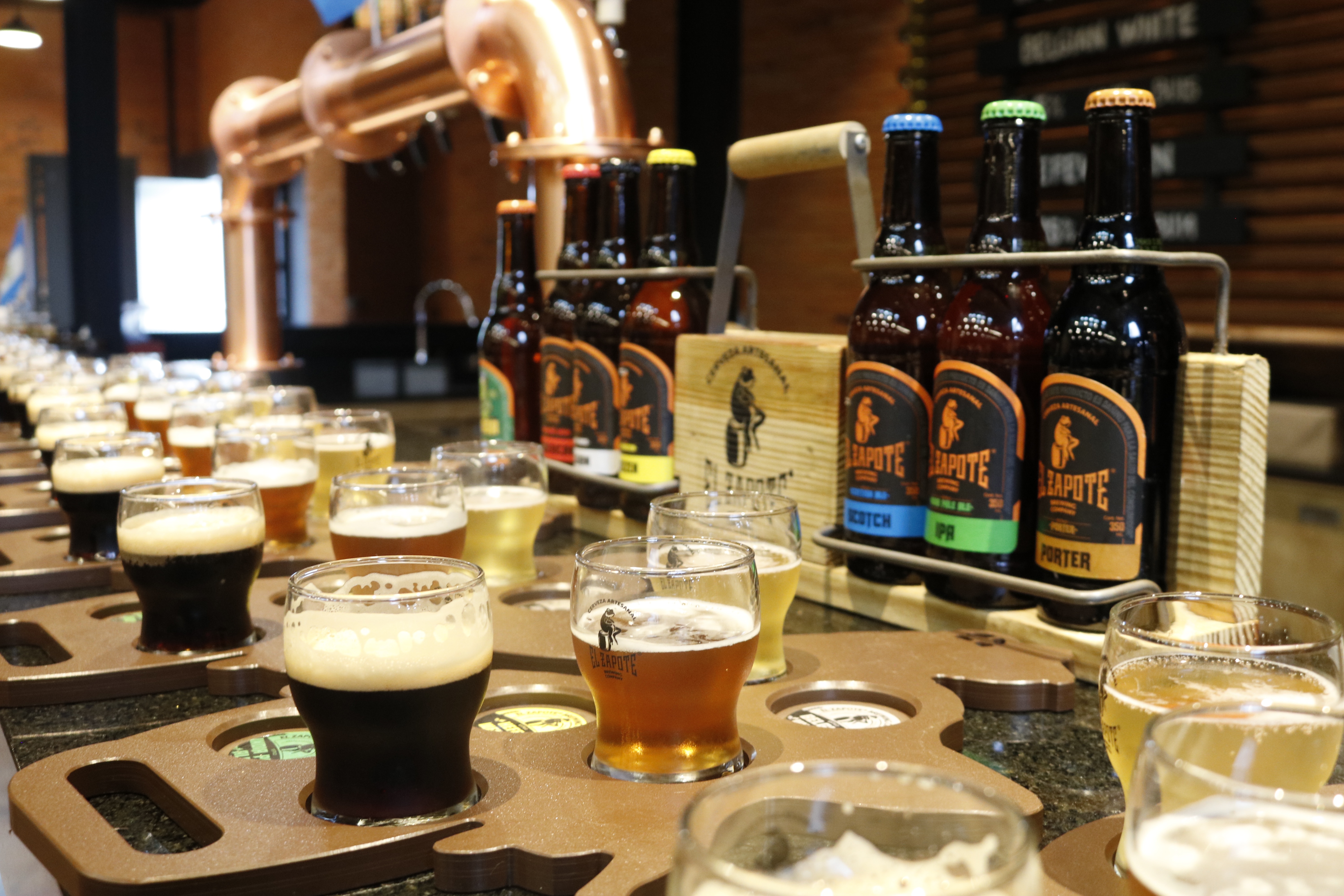 Presentación de la cerveza artesanal El Zapote: American Lager, Belgian White, Hefeweizen, Scottish Ale, India Pale Ale y Porter. Fotografía Prensa Libre: Fernando Cabrera