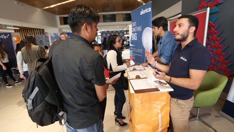 Más de 100 empresas en Guatemala ya habían empezado a contratar bajo la modalidad de tiempo parcial. (Foto Prensa Libre: Esbin García)