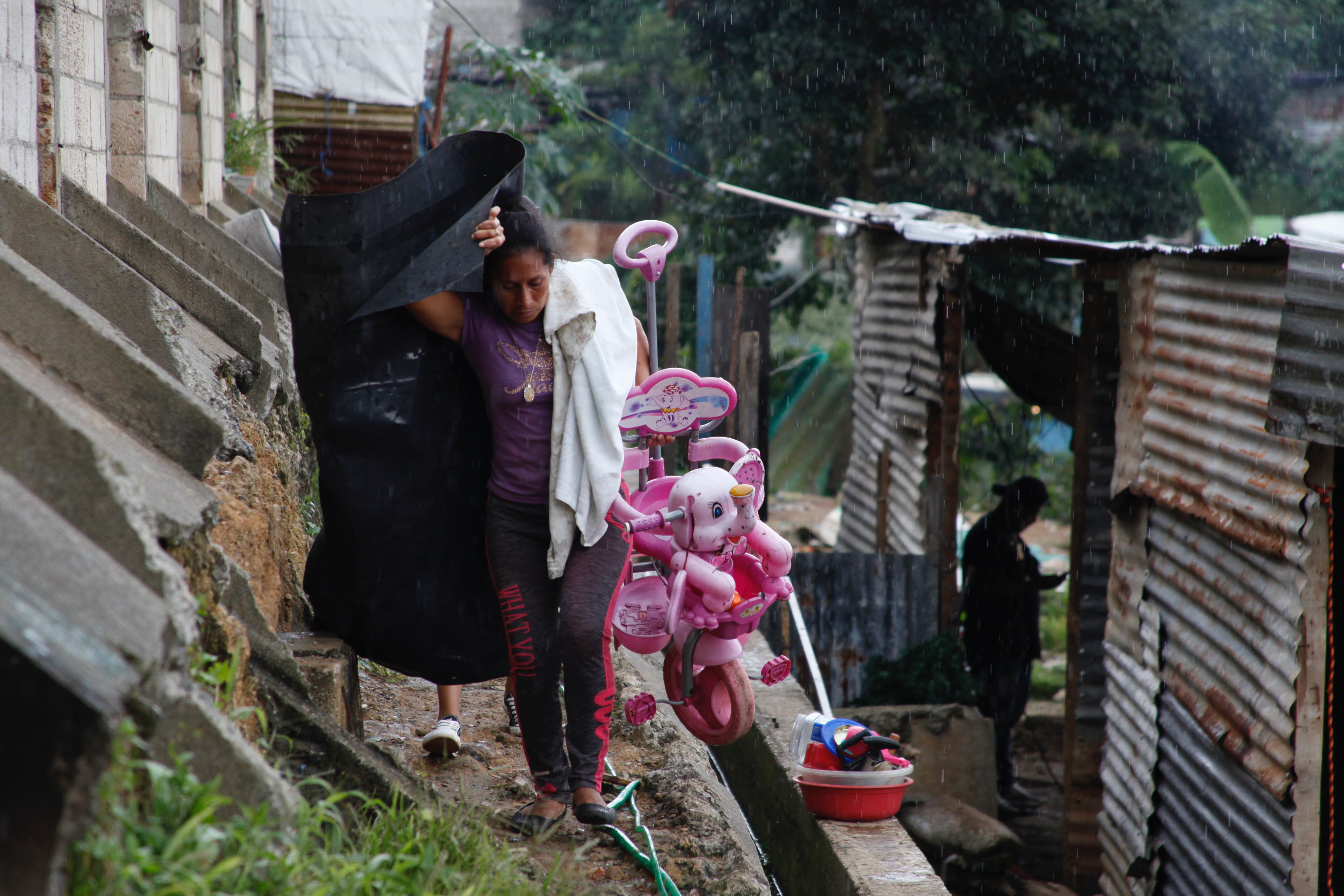 Agentes de la PNC y Fiscales del MP, desalojan a varias familias en un asentamiento de la colonia Alameda II, zona 18. Foto Prensa Libre: Noé Medina.
